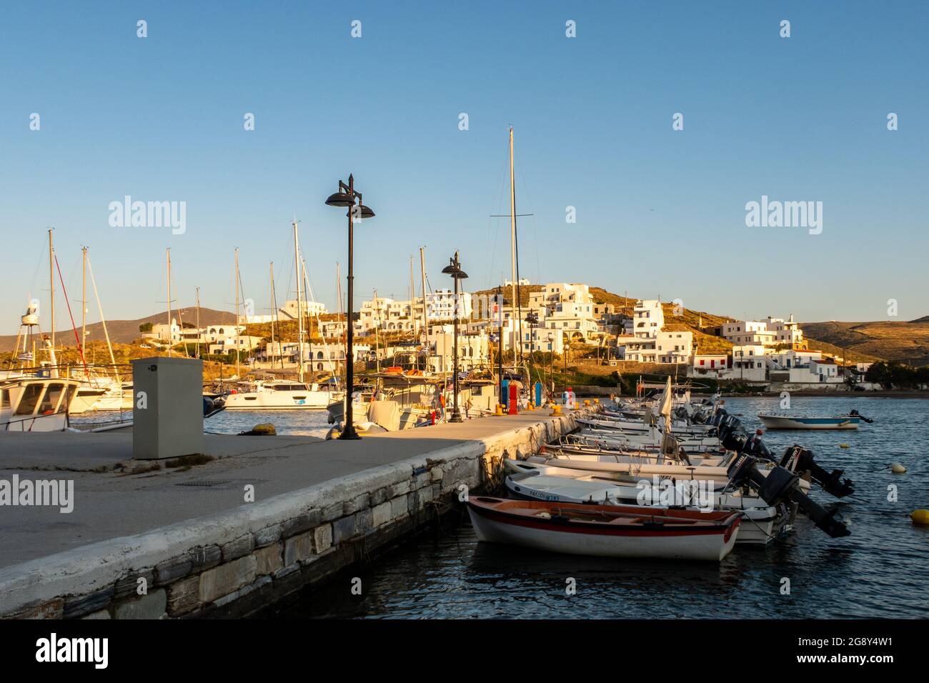 LOUTRA, Kythnos, Griechenland, 03.06.2019. Reihe von Segel- und Fischerbooten, die am Pier in Loutra Marina Kythnos, Kykladen-Inseln, Sonnenuntergang, festgemacht sind. Stockfoto
