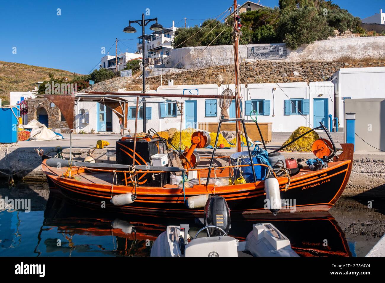 LOUTRA, Kythnos, Griechenland, 03.06.2019. Farbenfrohes altes Fischerboot aus Holz, das am Pier in Loutra Marina Kythnos, Kykladen-Inseln, festgemacht ist. Stockfoto