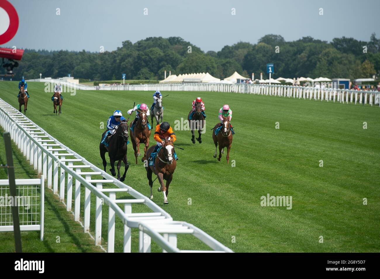 Ascot, Bergen, Großbritannien. Juli 2021. Der Jockey William Buick gewinnt die John Guest Racing Brown Jack Handicap Stakes (Klasse 3) auf dem Pferd Speedo Boy. Besitzer Paul Williams, Trainer Ian Williams. Quelle: Maureen McLean/Alamy Live News Stockfoto