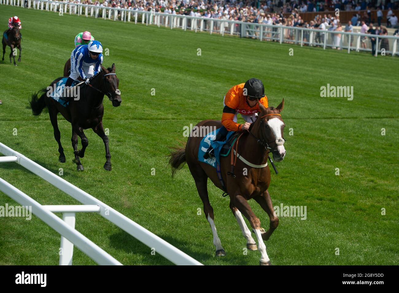 Ascot, Bergen, Großbritannien. Juli 2021. Der Jockey William Buick gewinnt die John Guest Racing Brown Jack Handicap Stakes (Klasse 3) auf dem Pferd Speedo Boy. Besitzer Paul Williams, Trainer Ian Williams. Quelle: Maureen McLean/Alamy Live News Stockfoto