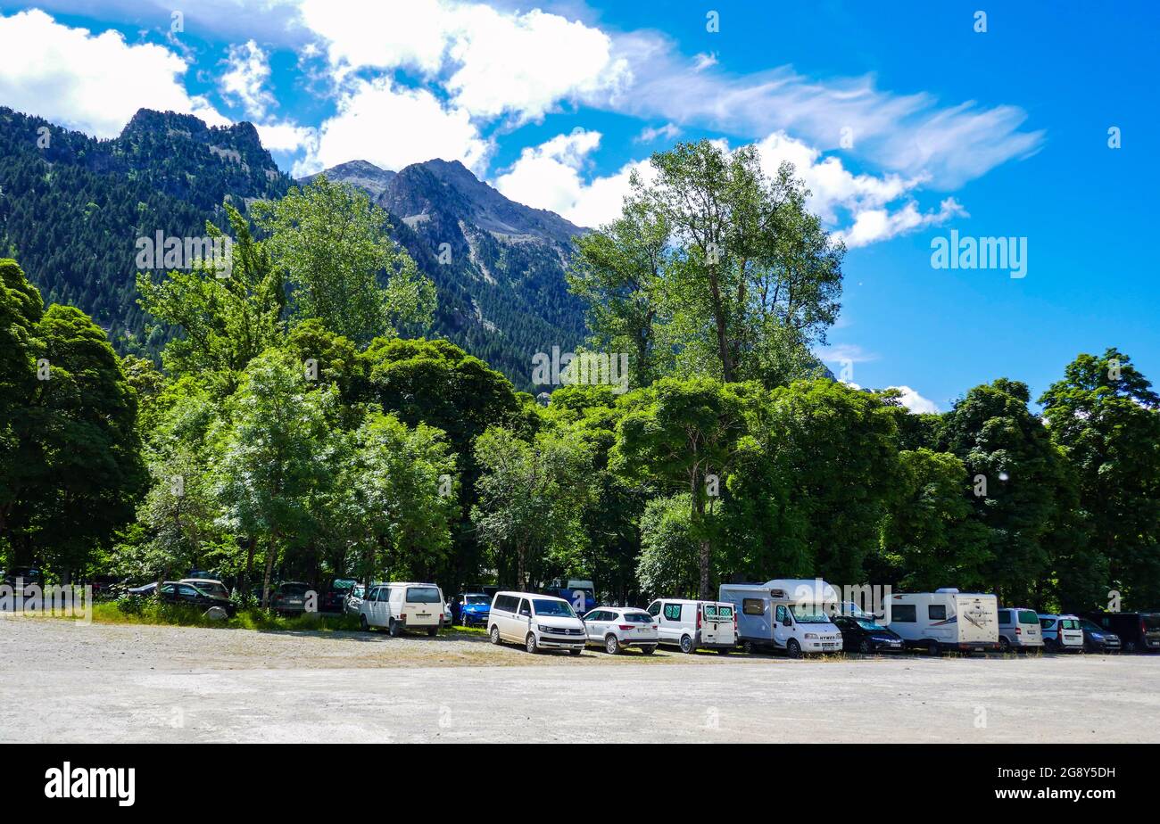 Geparkte Fahrzeuge auf einem riesigen Parkplatz in Panticosa, Huesca, Spanien, den spanischen Pyrenäen, den Pyrenäen Stockfoto