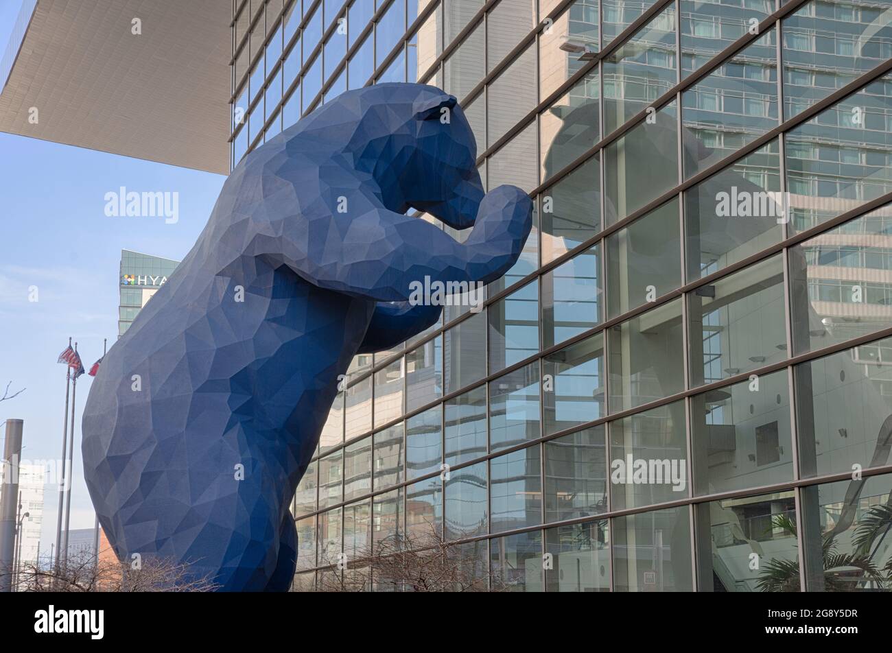 Denver, CO - 7. März 2021: 'I See What You Mean' Skulptur, die 2005 vom Künstler Lawrence Argent geschaffen wurde. Der große Blaue Bär, wie er oft genannt wird, ist der Gipfel Stockfoto