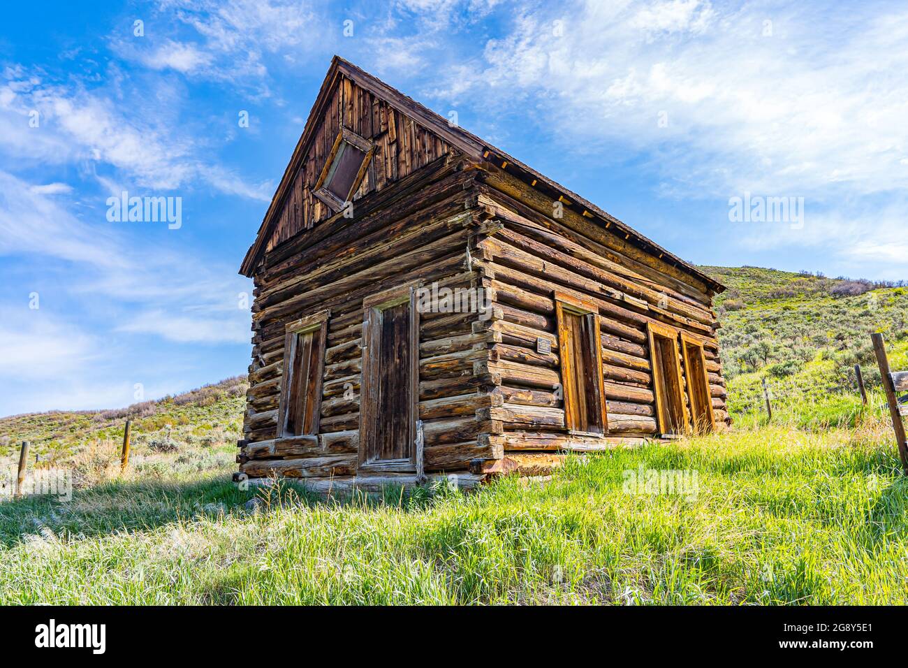 Alte verlassene Blockhütte in den Bergen von Colorado Stockfoto