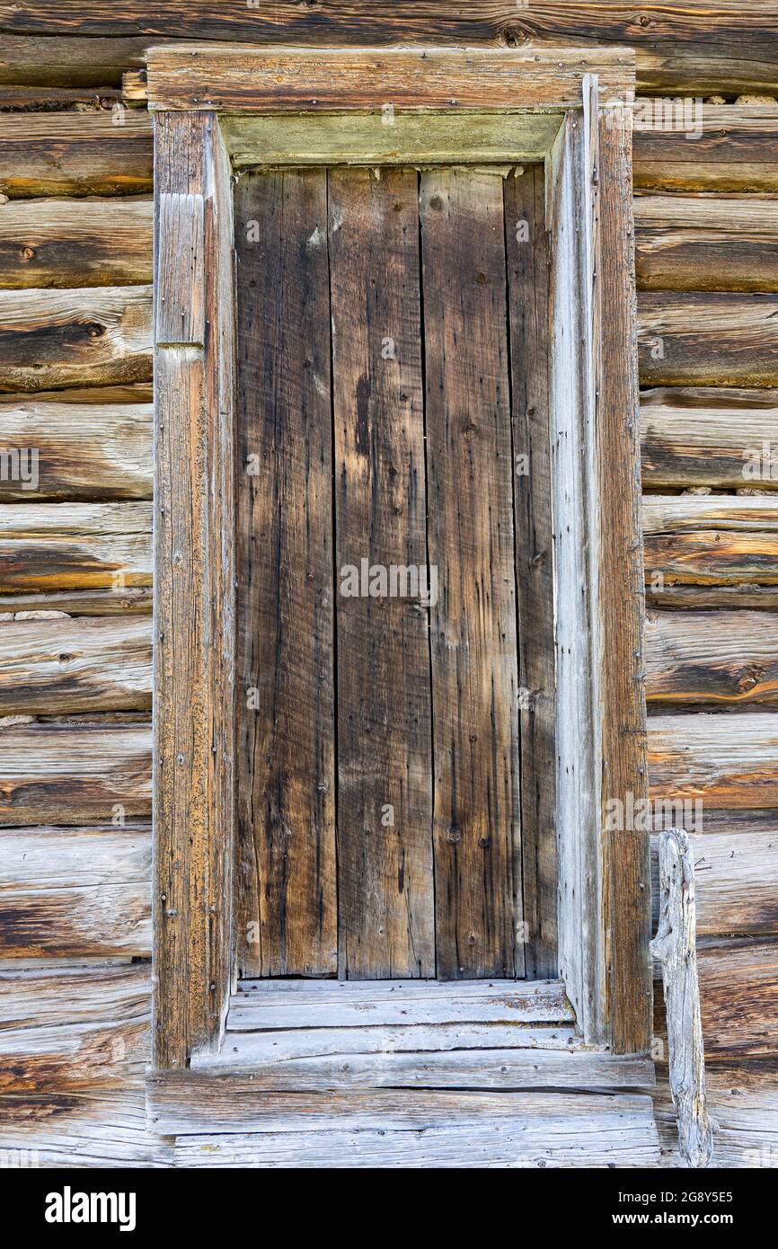 Außenansicht einer alten verwitterten Holzblocktür Stockfoto