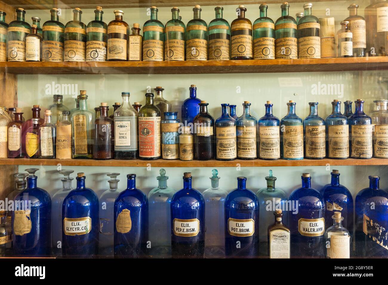 Fairplay, CO - 10. Juli 2021: Altes Geschäft mit alten Medikamenten im South Park City Museum Stockfoto