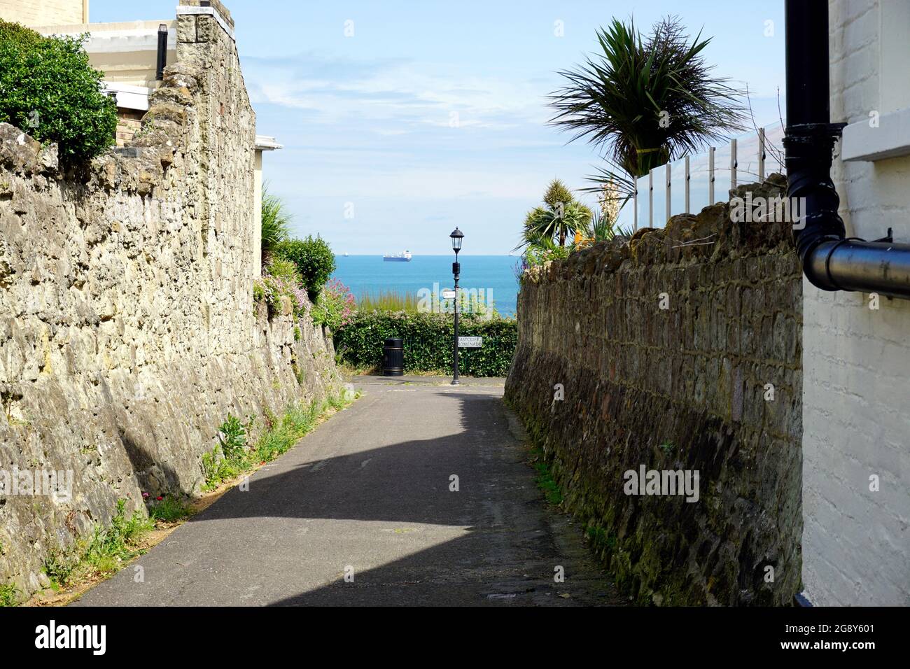 Eine Klippenstraße, die zur Esplanade führt, bietet einen überraschenden Blick auf das Meer bei Shanklin auf der Isle of Wight. Stockfoto