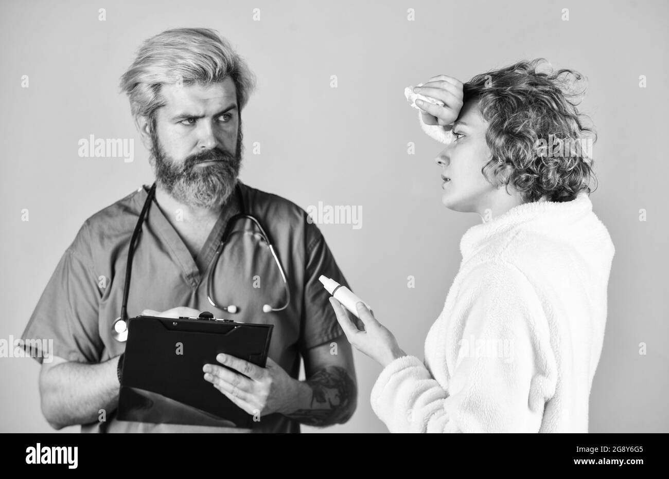 Gesunde Seele. Coronavirus aus china. Grippe-Epidemie-Infektion. Für Ihre Immunität. Gesundheit und Menschen. Patient und Arzt halten Pillen. Frau mit Stockfoto