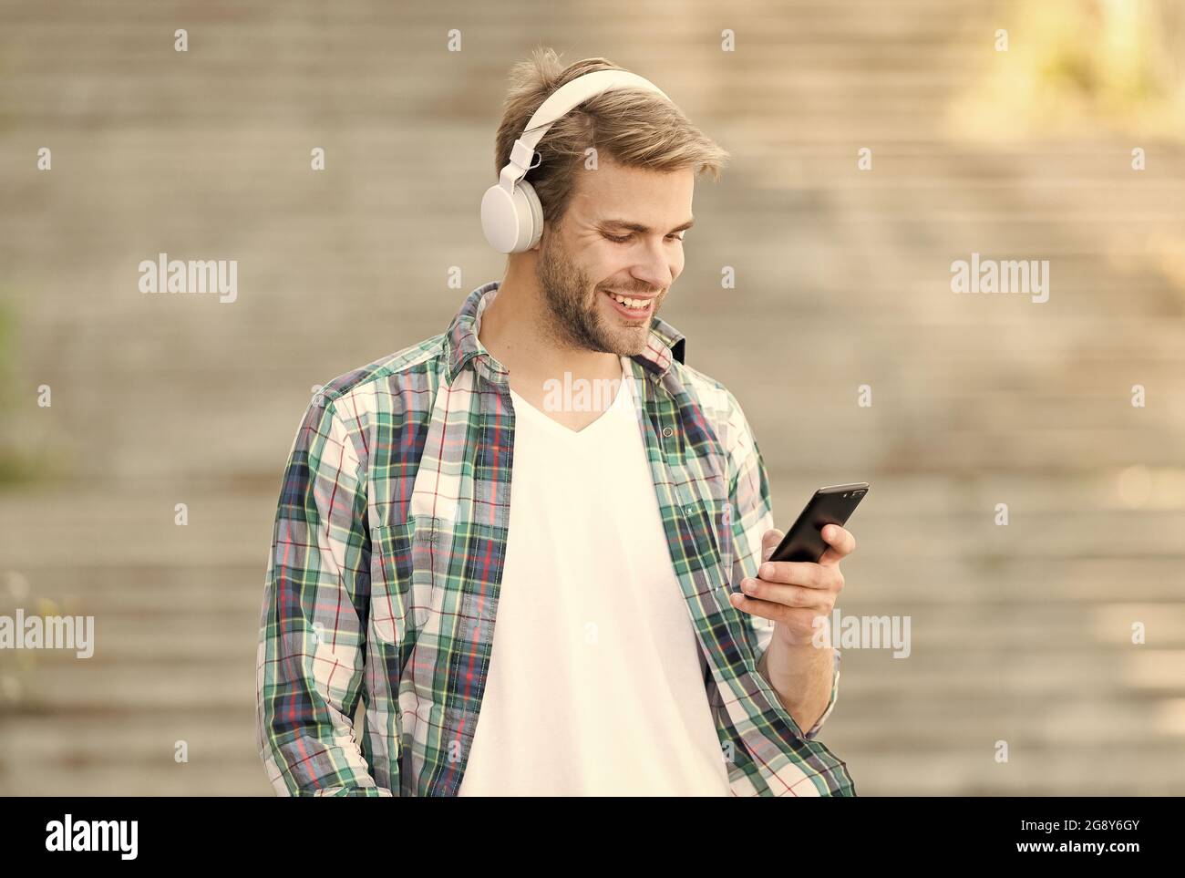 Trennen Sie sich von der Außenwelt. Glücklicher Kerl machen Videoanruf mit  Handy. Schöner Mann hört Musik am Telefon. Smartphone. Musik-Player. MP3  Stockfotografie - Alamy