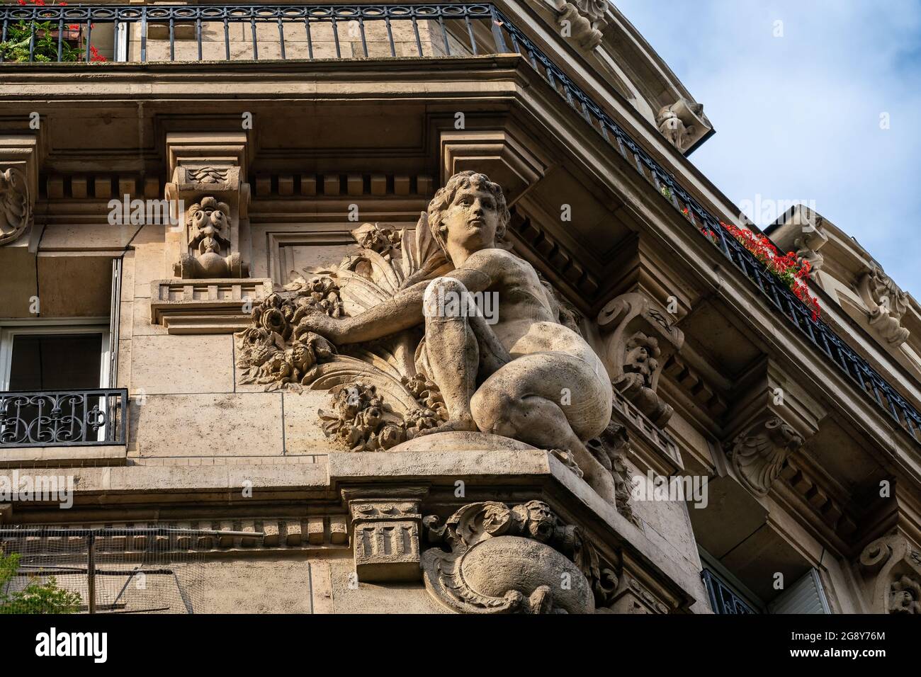 Paris Gebäudeskulptur von Alfred Boucher Stockfoto