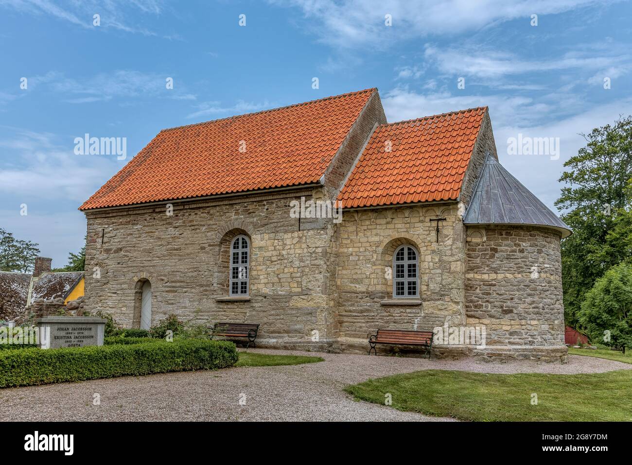 Alte Steinkirche aus dem frühen 12. Jahrhundert, Borrie, Schweden, 16. Juli 2021 Stockfoto