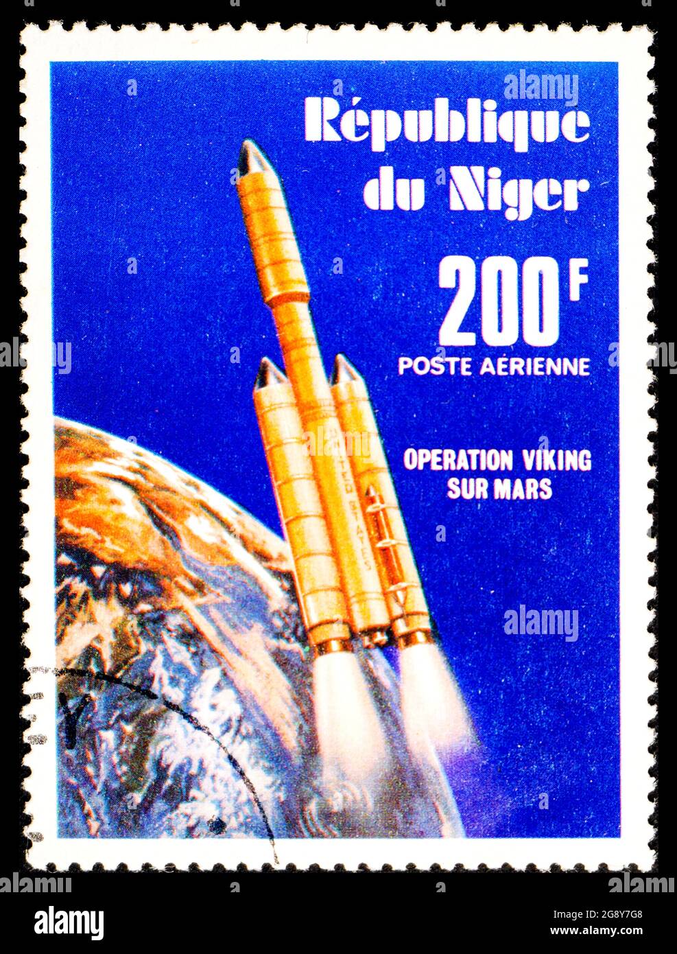 REPUBLIQUE DU NIGER - UM 1977: Eine Briefmarke aus Niger, die den Start der Titan-Rakete auf den Mars zeigt Stockfoto