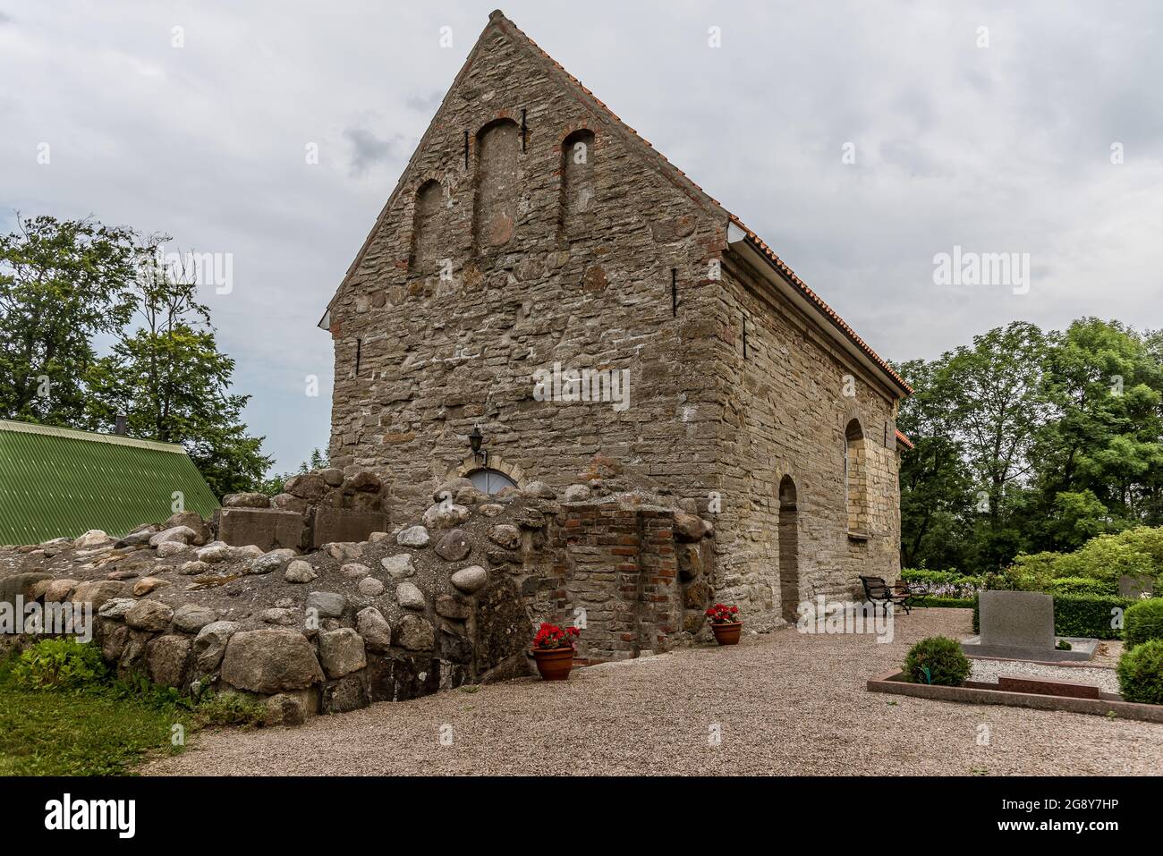 Alte Steinkirche aus dem frühen 12. Jahrhundert auf einem ländlichen Friedhof, Borrie, Schweden, 16. Juli 2021 Stockfoto