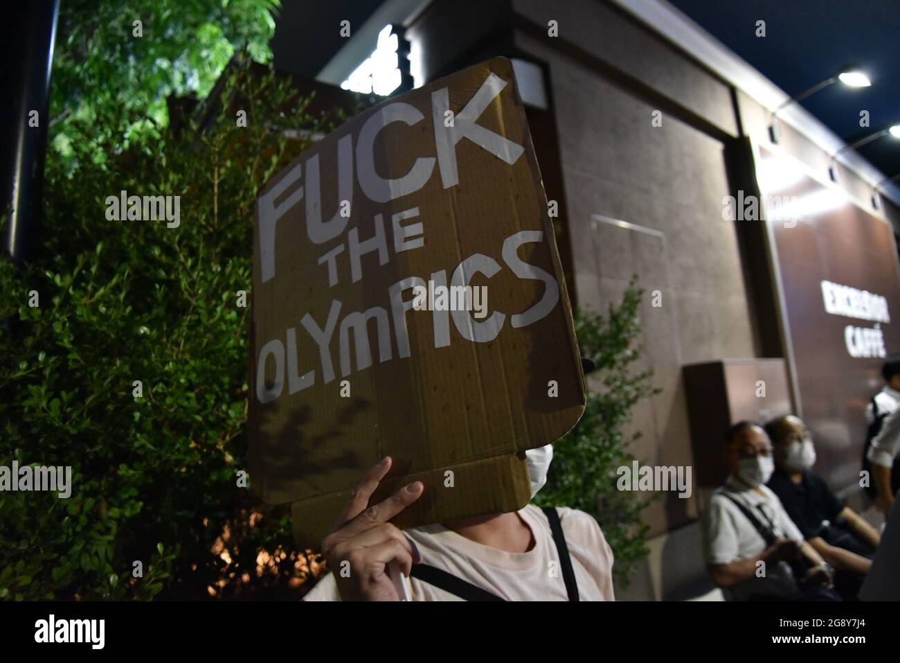 Tokio, Japan - 23. Juli 2021 : Protestler hält ein Plakat, eine Demonstration zur Beendigung der Olympischen Spiele 2020 in Tokio wegen eines Coronavirus-Notfalls Stockfoto
