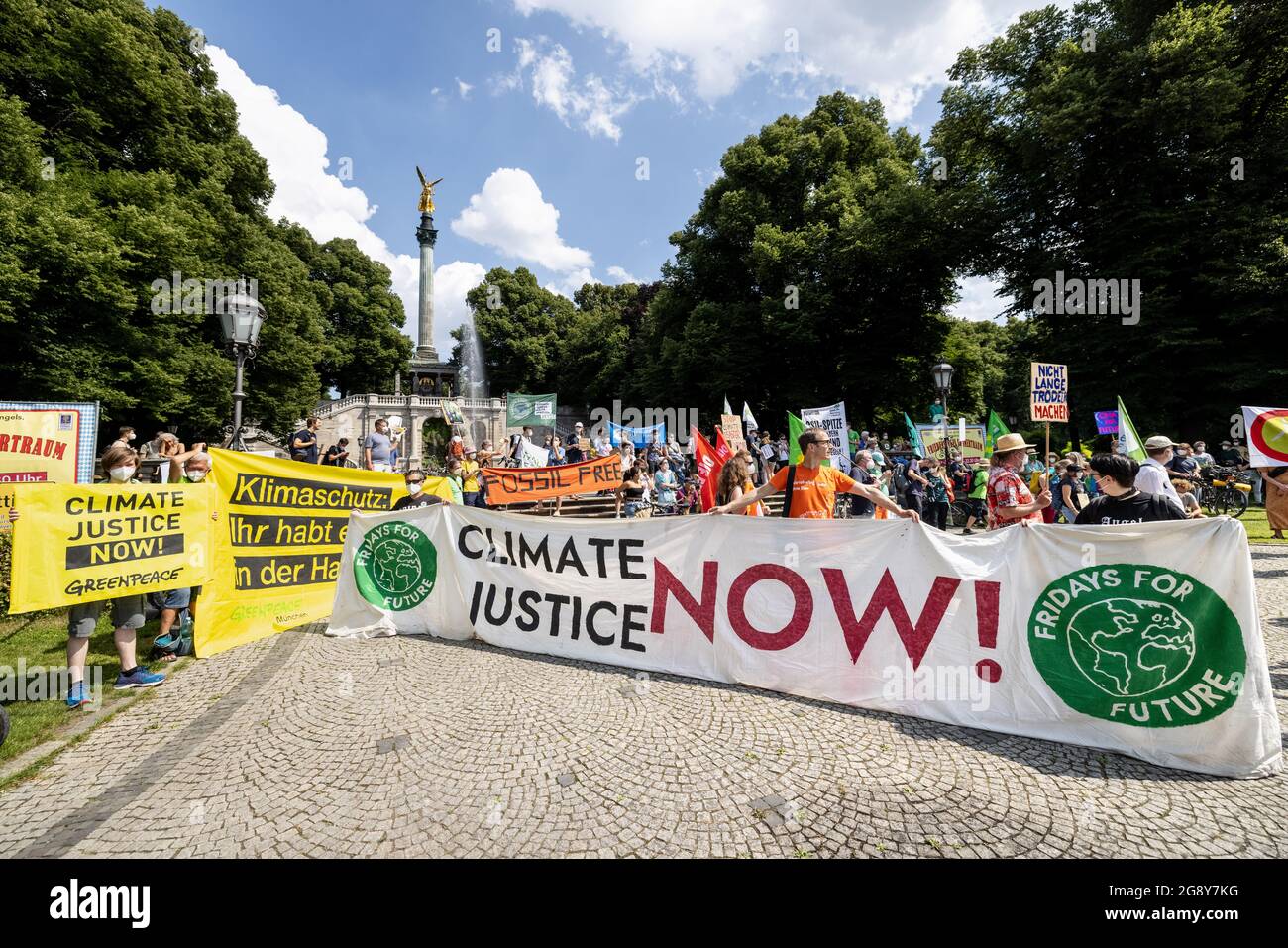 München, Deutschland. Juli 2021. Teilnehmer einer Klimaschutzdemonstration halten Banner mit der Aufschrift „Climate Justice Now! - Greenpeace', 'Klimaschutz: Sie haben ihn in Ihren Händen' und 'Climate Justice Now! - Freitags für die Zukunft" im Friedensengel. Die Demonstration unter dem Motto '#TatenStattWorte: Schluss mit den leeren Versprechungen der Söder-Regierung!' Wird von Freitag für die Zukunft organisiert. Quelle: Matthias Balk/dpa/Alamy Live News Stockfoto