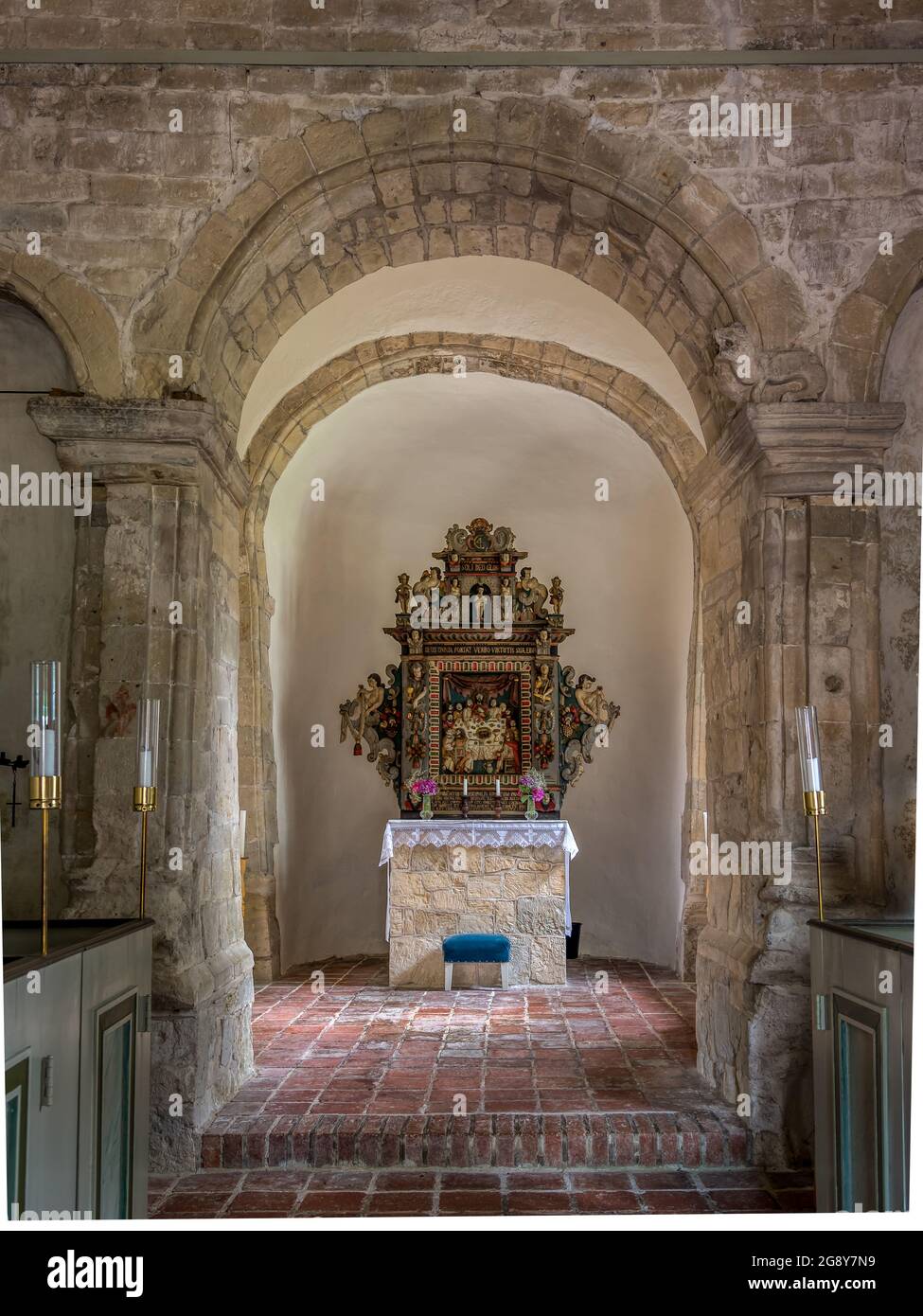 Antiker Steinbogen und Altar in einer kleinen Kapelle, Borrie, Schweden, 16. Juli 2021 Stockfoto