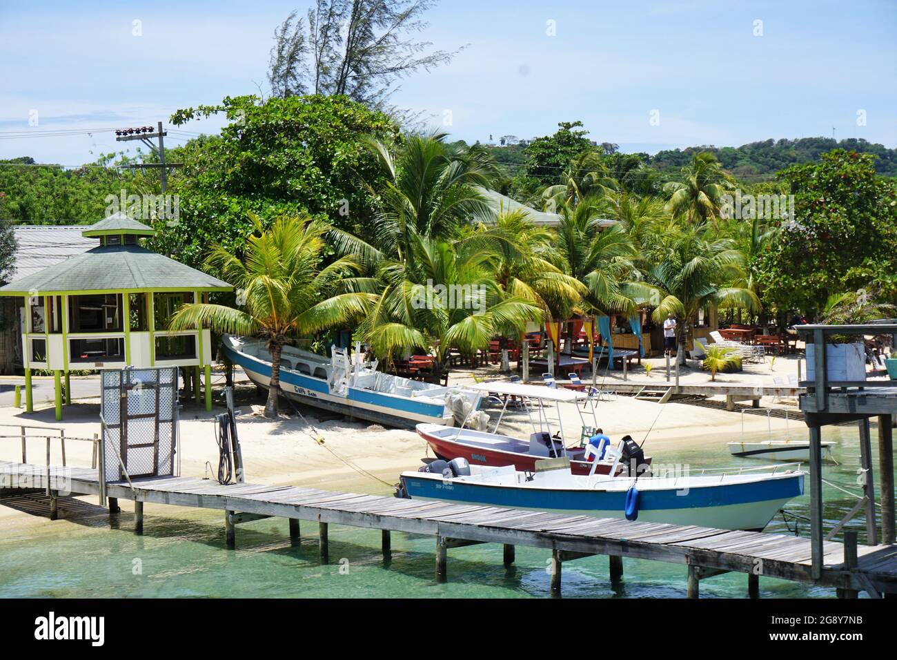 Schöner Strand mit Bootsanlegestelle in Roatan Honduras Stockfoto