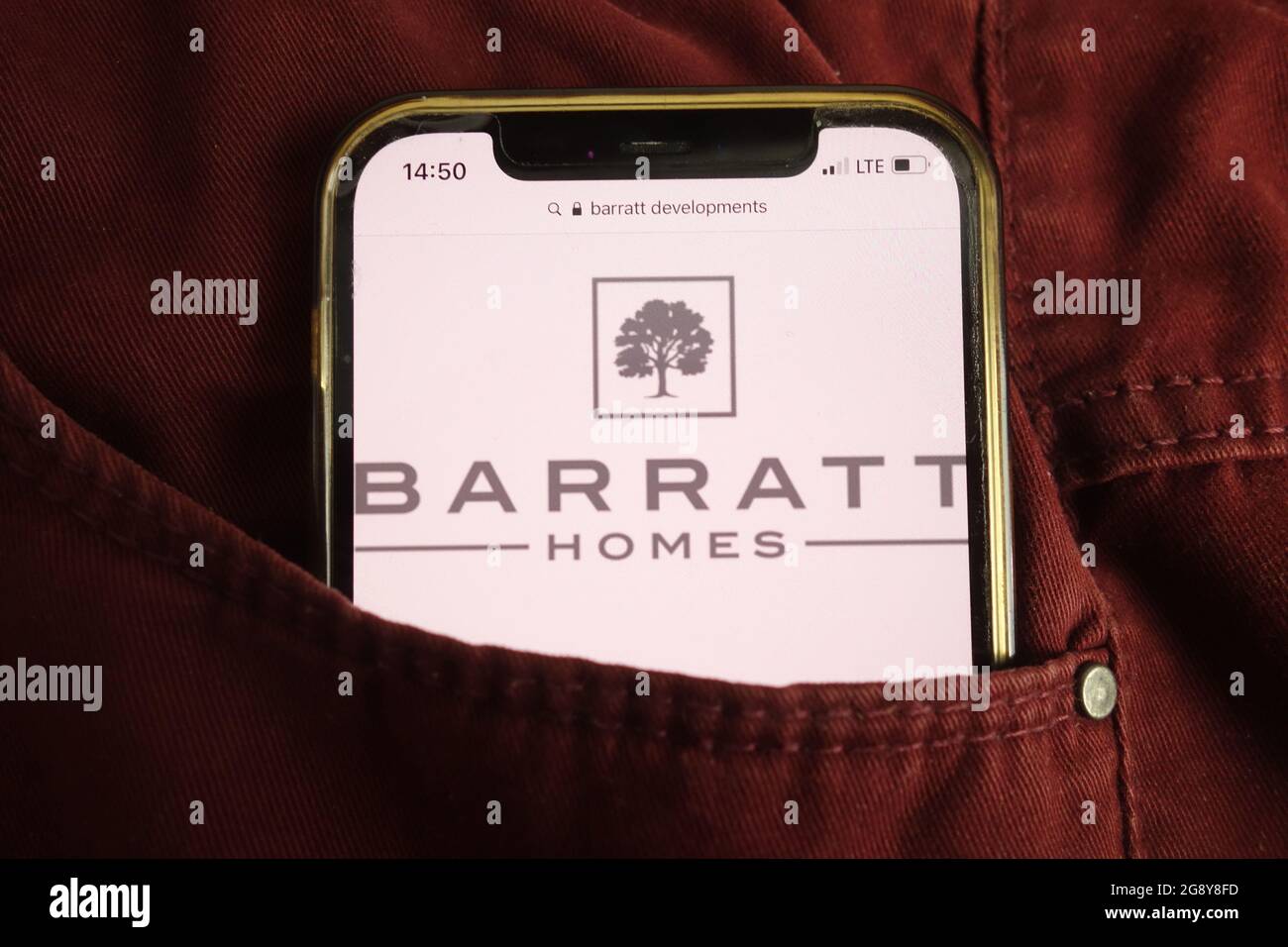 KONSKIE, POLEN - 22. Juli 2021: Das Barratt Homes-Logo wird auf dem Mobiltelefon angezeigt Stockfoto