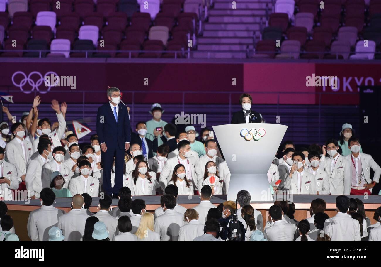 Tokio, Japan. Juli 2021. Olympische Spiele: Eröffnungsfeier im Olympiastadion. Seiko Hashimoto, Präsident des Organisationskomitees für die Olympischen und Paralympischen Spiele in Tokio, hält eine Rede mit Thomas Bach aus Deutschland, Präsident des Internationalen Olympischen Komitees (IOC). Quelle: Sebastian Gollnow/dpa/Alamy Live News Stockfoto