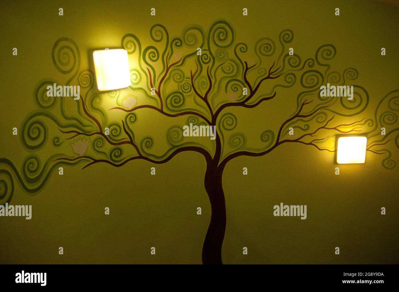 Wandbild Eines Baumes Auf Der Treppenhauswand Im Gebaude Auf Dem Wenzelsplatz Vaclavak Neustadt Nove Mesto Prag Bohmen Tschechien Stockfotografie Alamy