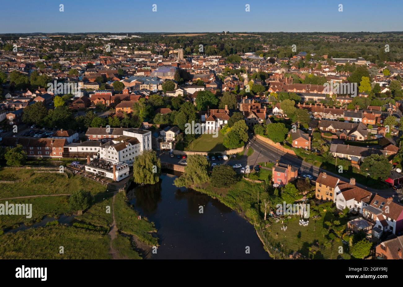 Blick über den Fluss Stour auf Wasserwiesen zum Mill Hotel und der Marktstadt Sudbury, Suffolk, England, Geburtsort von Thomas Gainsborough Stockfoto