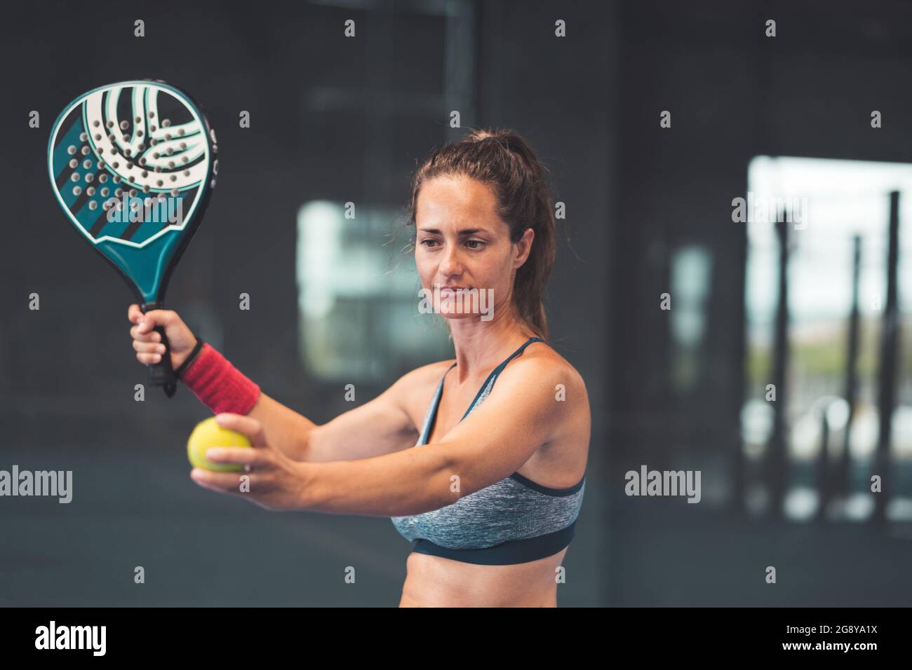 Padel-Tennisspieler bereit, den Service zu machen Stockfoto