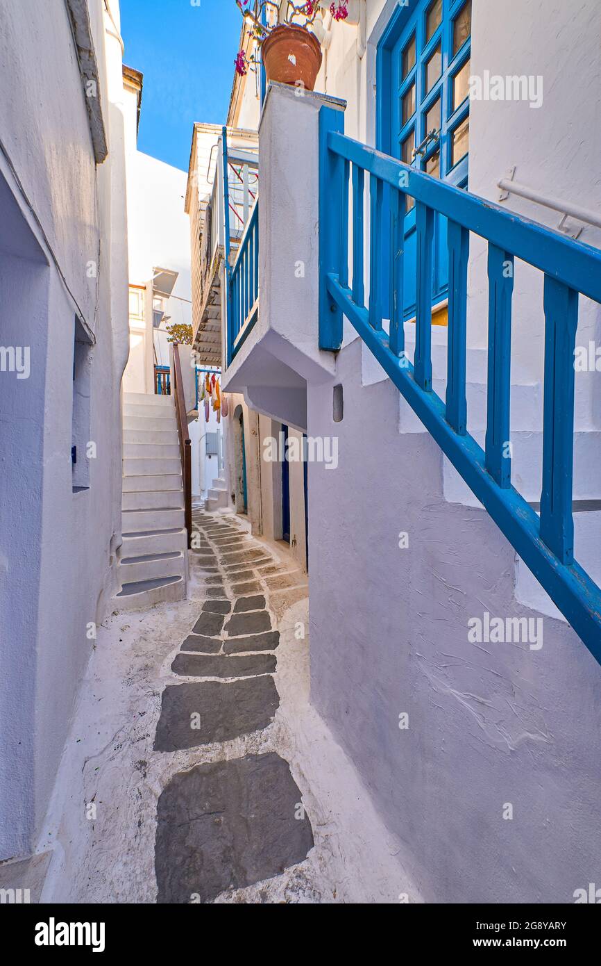 Traditionelle enge gepflasterte Straßen, schöne Gassen der griechischen Inselstädte. Weiße Häuser, Blumentöpfe, Balkone, Treppen und Türen. Mykonos, Griechenland Stockfoto