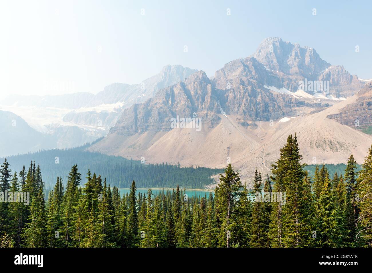 Peyto Lake und Bow Summit mit Pinien bei Waldbränden, die Rauchschwaden verursachen, Banff National Park, Alberta, Kanada. Stockfoto