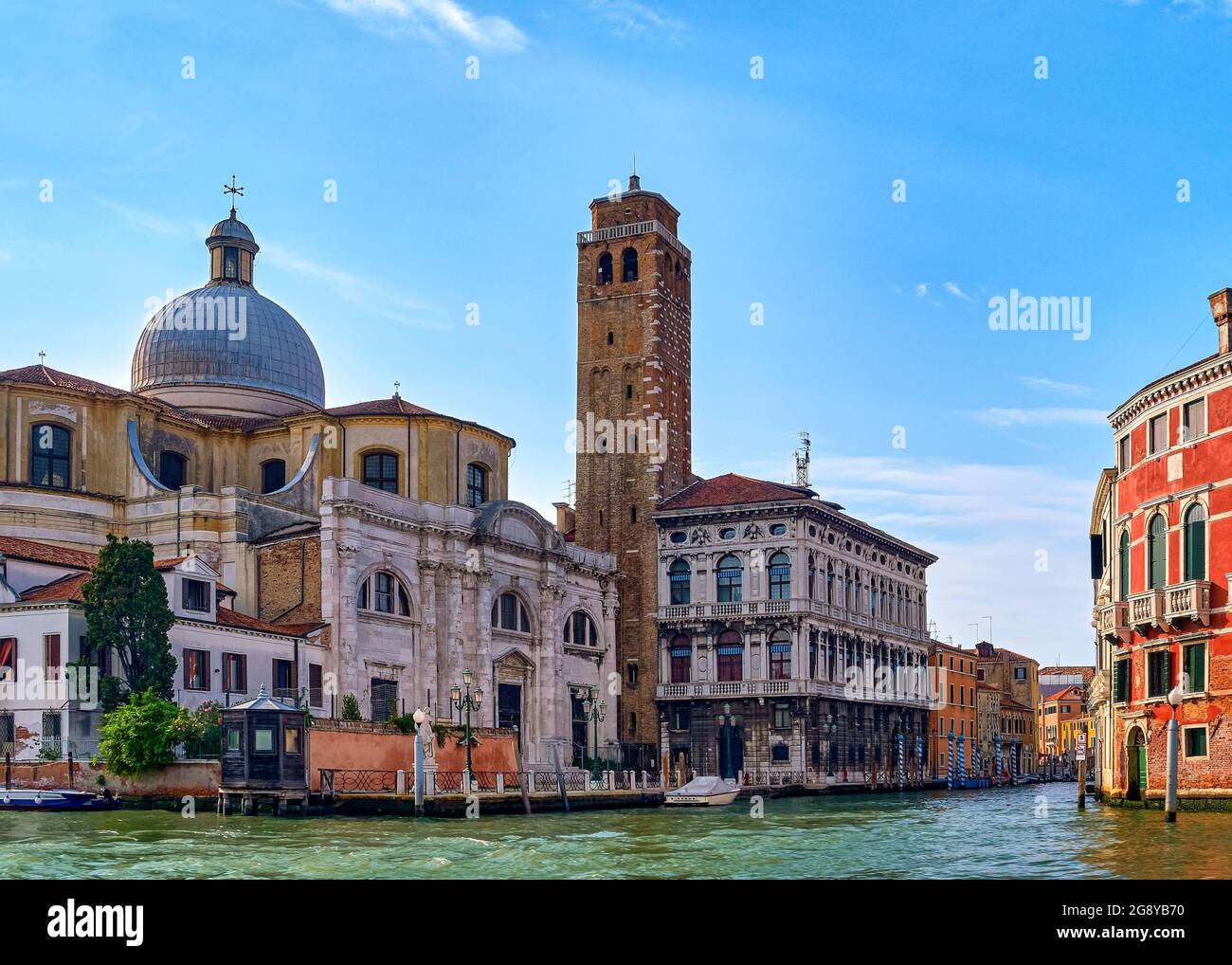 Schöne Aussicht auf die Kirche des Hl. Hieronymus oder San Gemeria am Canale Grande, Venedig, Italien. Prominente Wahrzeichen Gehäuse bleibt von St. Lucy, bei Tageslicht Stockfoto