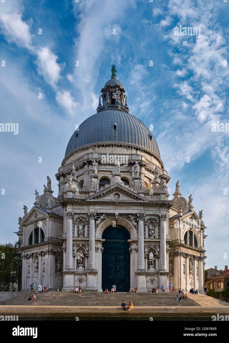 Schöner Blick auf die berühmte Basilika Santa Maria della Salute oder die Heilige Maria von der Gesundheit am Ufer des Canal Grande, Venedig, Italien. Stockfoto