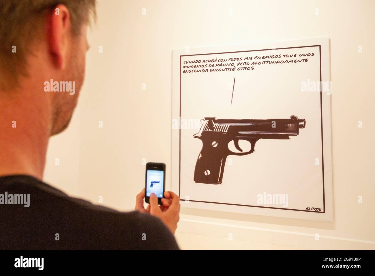 Malaga, Provinz Malaga, Costa del Sol, Andalusien, Südspanien. CAC, Centro de Arte Contemporáneo oder Zentrum für zeitgenössische Kunst. Der Mann ist Photogra Stockfoto