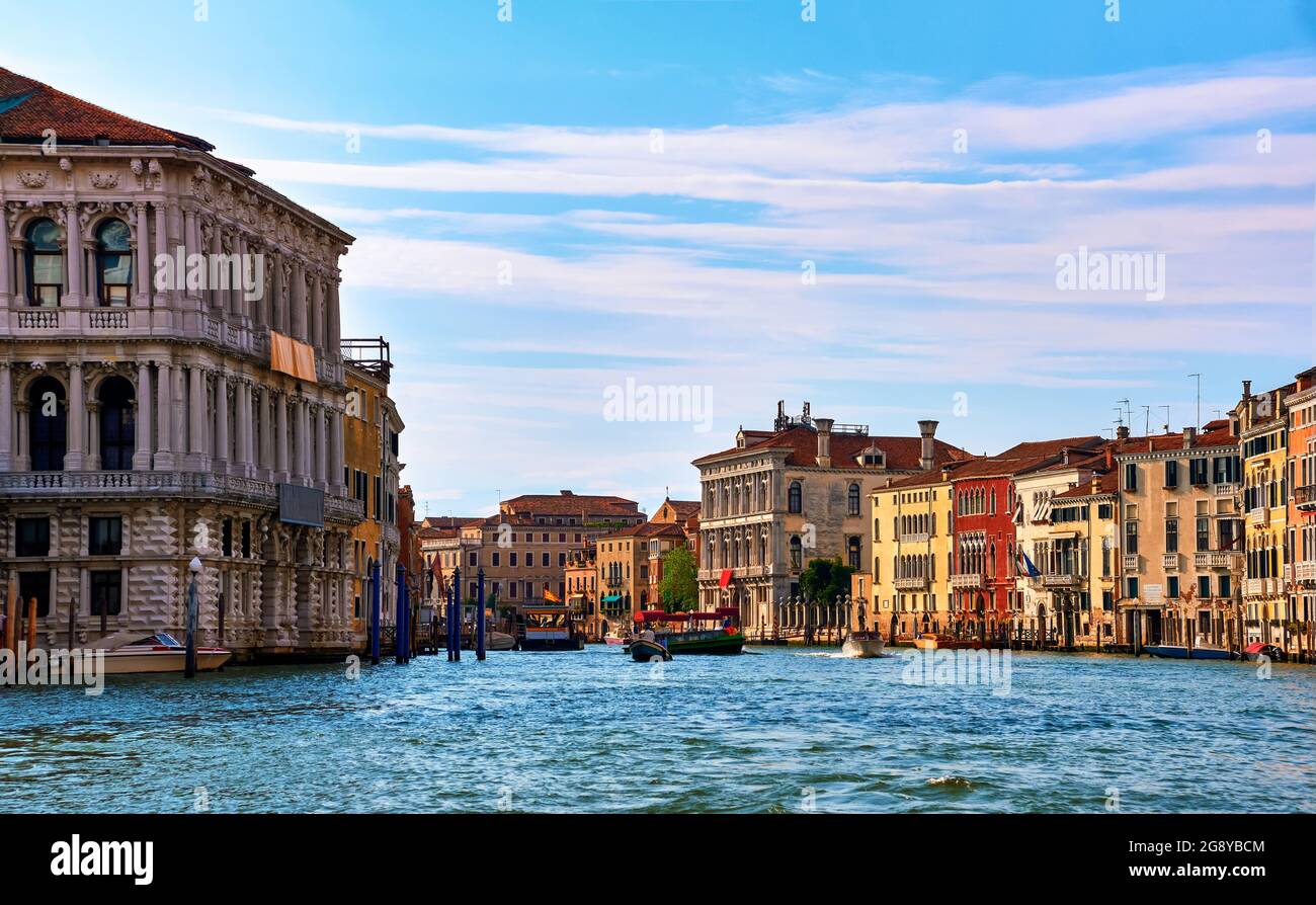 Schöne Aussicht auf den Canal Grande, Renaissance-Fassaden am Wasser und Ca' Pesaro Kunstgalerie auf der linken Seite, Venedig, Italien. UNESCO-Weltkulturerbe Stockfoto