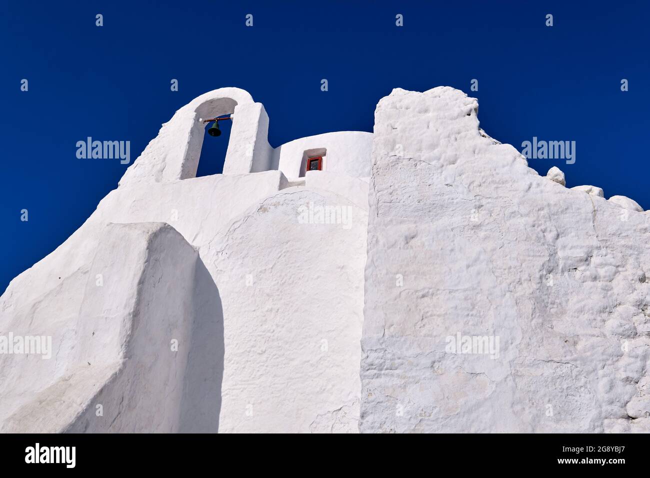 Berühmtes Touristenziel, Mykonos, Griechenland. Weiße griechisch-orthodoxe Kirche von Panagia Paraportiani, Stadt Chora auf der Insel bei Sonnenaufgang. Legendäres Reiseziel Stockfoto