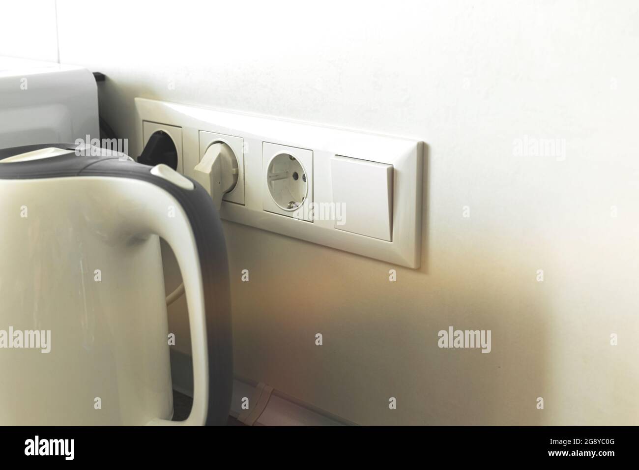 Wasserkocher Kabel in Steckdose in der modernen Küche Interieur  Stockfotografie - Alamy