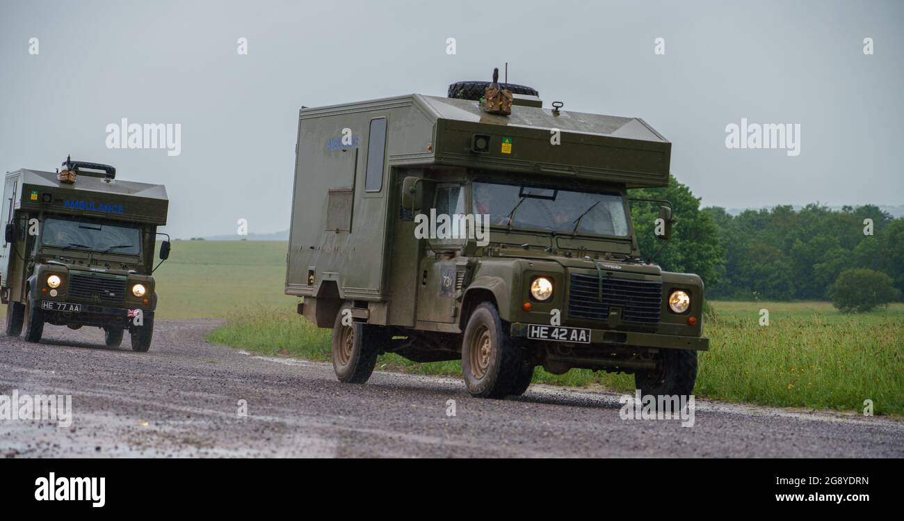 British Army Defender 130 Battle Field Ambulances in Aktion bei einer militärischen Übung, Wiltshire UK Stockfoto