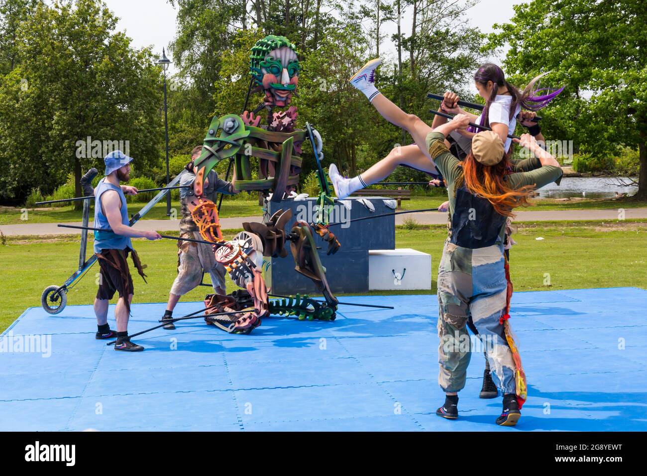 Poole, Dorset, Großbritannien. Juli 2021. EKO der Meeresriese ist eine 4 Meter hohe Puppe, die von 5 Weltklasse-Puppenspielern und zeitgenössischen Tänzern des Autzin Dance Theatre betrieben wird. ‘Out of the Deep Blue', eine physische Theateraufführung im Freien, erzählt die magische Geschichte von EKO, die aus dem tiefen Ozean aufsteigt und am Ufer ein kleines Mädchen namens Violet trifft. Es taucht in die Themen der Klimakrise und der Biodiversitätskrise ein, indem es Tanztheater und Bewegung verwendet, um die Geschichte im Poole Park von PDSW zu erzählen. Quelle: Autin Dance Theatre ‘Out of the Deep Blue' - Genehmigung von Johnny Autin erhalten Stockfoto