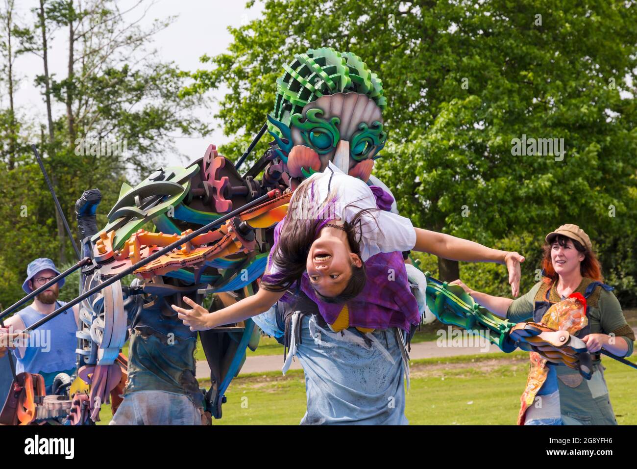 Poole, Dorset, Großbritannien. Juli 2021. EKO der Meeresriese ist eine 4 Meter hohe Puppe, die von 5 Weltklasse-Puppenspielern und zeitgenössischen Tänzern des Autzin Dance Theatre betrieben wird. ‘Out of the Deep Blue', eine physische Theateraufführung im Freien, erzählt die magische Geschichte von EKO, die aus dem tiefen Ozean aufsteigt und am Ufer ein kleines Mädchen namens Violet trifft. Es taucht in die Themen der Klimakrise und der Biodiversitätskrise ein, indem es Tanztheater und Bewegung verwendet, um die Geschichte im Poole Park von PDSW zu erzählen. Quelle: Autin Dance Theatre ‘Out of the Deep Blue' - Genehmigung von Johnny Autin erhalten Stockfoto