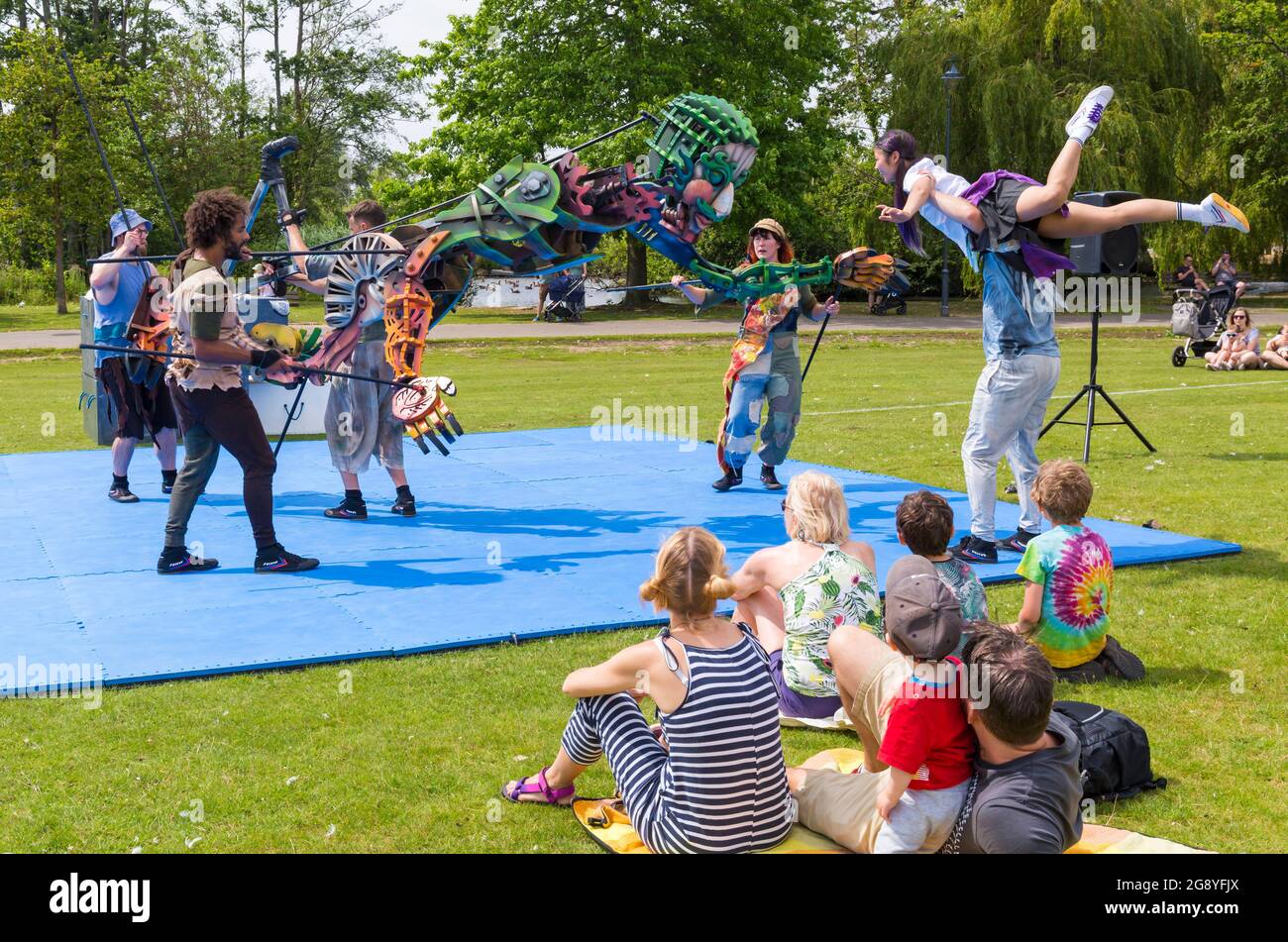 Poole, Dorset, Großbritannien. Juli 2021. EKO der Meeresriese ist eine 4 Meter hohe Puppe, die von 5 Weltklasse-Puppenspielern und zeitgenössischen Tänzern des Autzin Dance Theatre betrieben wird. ‘Out of the Deep Blue', eine physische Theateraufführung im Freien, erzählt die magische Geschichte von EKO, die aus dem tiefen Ozean aufsteigt und am Ufer ein kleines Mädchen namens Violet trifft. Es taucht in die Themen der Klimakrise und der Biodiversitätskrise ein, indem es Tanztheater und Bewegung verwendet, um die Geschichte im Poole Park von PDSW zu erzählen. Quelle: Autin Dance Theatre ‘Out of the Deep Blue' - Genehmigung von Johnny Autin erhalten Stockfoto