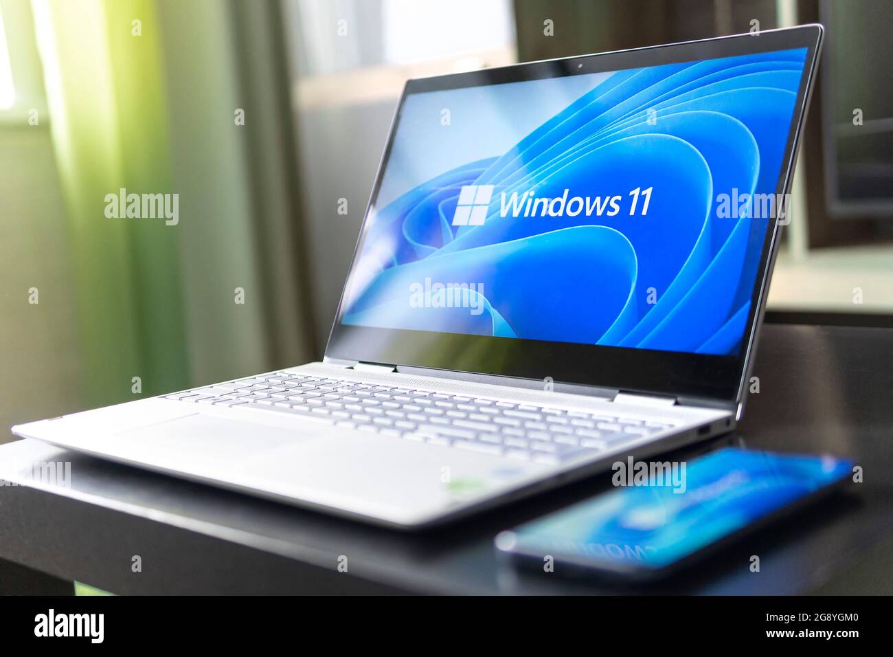 23. Juni 2021. Barnaul, Russland. Ansicht des neuen Microsoft Windows 11-Logos auf dem Computerbildschirm Stockfoto