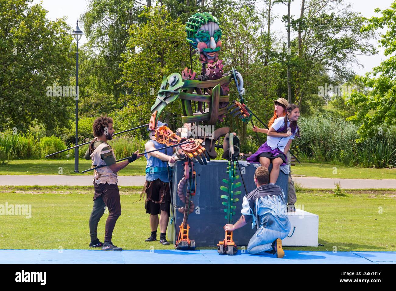 Poole, Dorset, Großbritannien. Juli 2021. EKO der Meeresriese ist eine 4 Meter hohe Puppe, die von 5 Weltklasse-Puppenspielern und zeitgenössischen Tänzern des Autzin Dance Theatre betrieben wird. ‘Out of the Deep Blue', eine physische Theateraufführung im Freien, erzählt die magische Geschichte von EKO, die aus dem tiefen Ozean aufsteigt und am Ufer ein kleines Mädchen namens Violet trifft. Es taucht in die Themen der Klimakrise und der Biodiversitätskrise ein, indem es Tanztheater und Bewegung verwendet, um die Geschichte im Poole Park von PDSW zu erzählen. Quelle: Autin Dance Theatre ‘Out of the Deep Blue' - Genehmigung von Johnny Autin erhalten Stockfoto