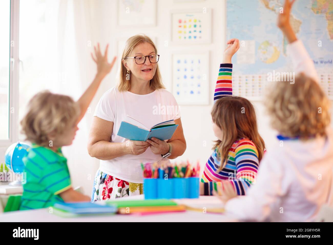 Kinder in der Schule. Vorschulkinder in der Klasse. Glückliche Kinder