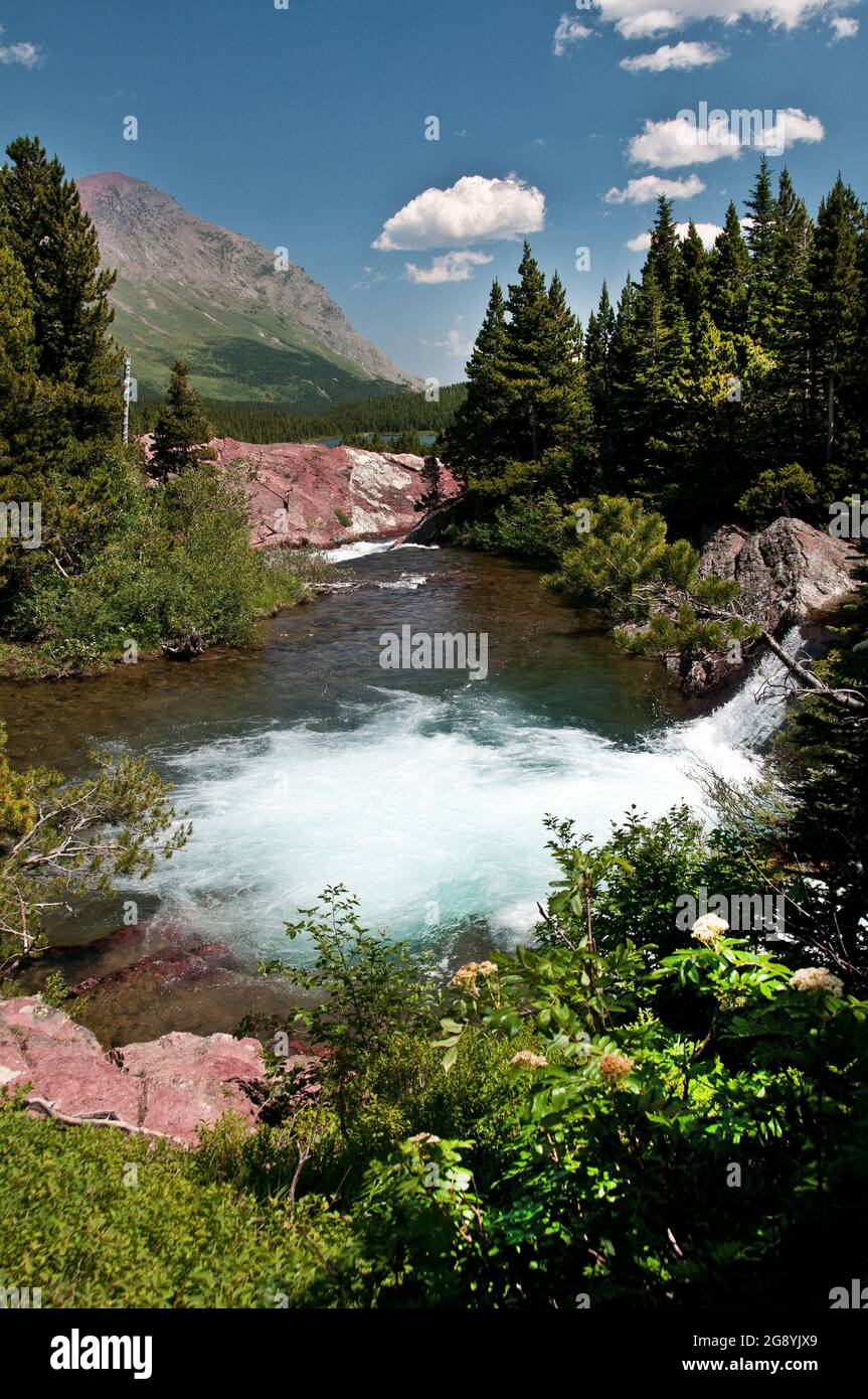 Kleiner Wasserfall, der in Red Rock Lake, Swiftcurrent Valley, Glacier National Park, Montana, stürzt Stockfoto