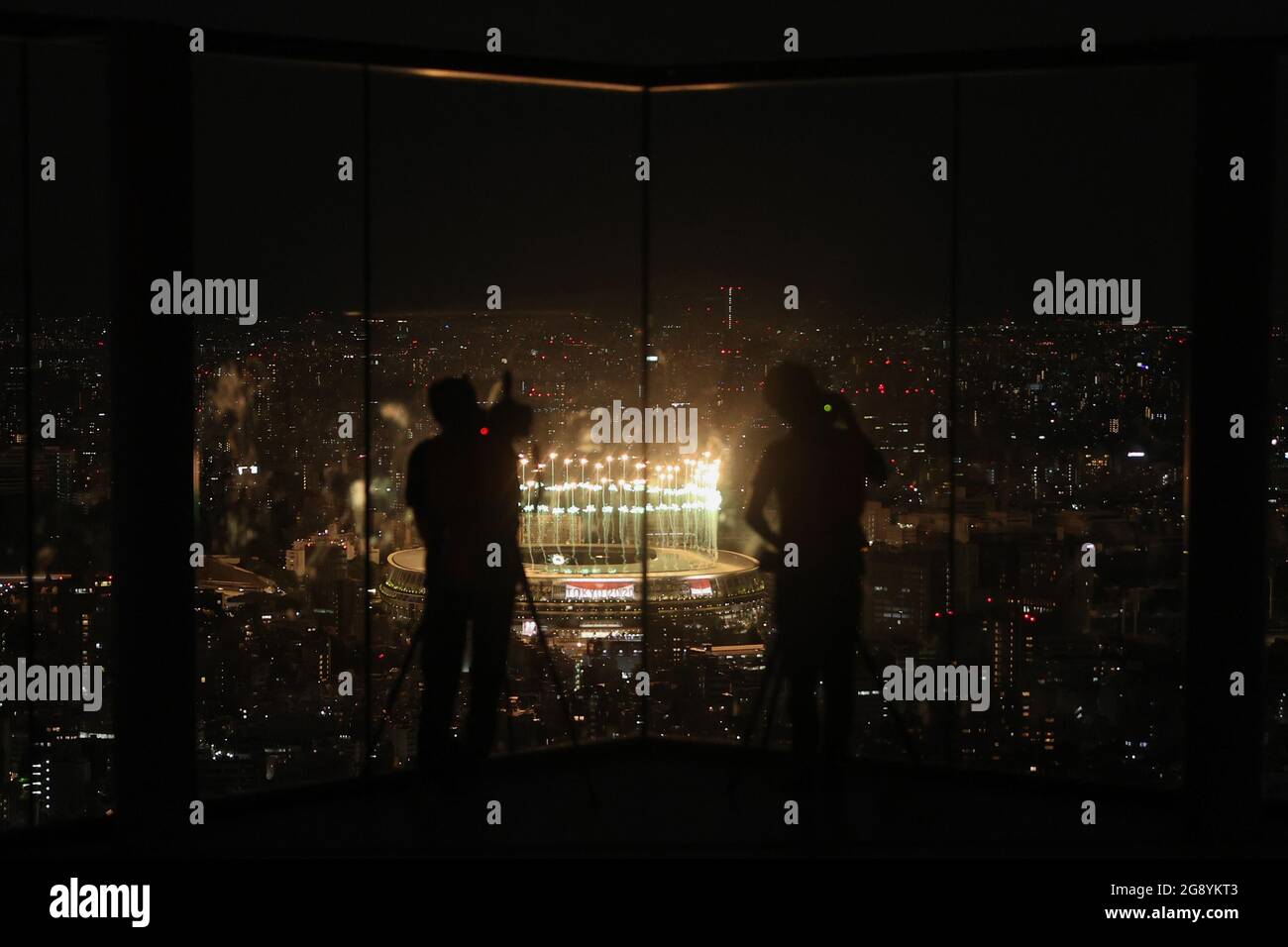 Tokio. Juli 2021. Journalisten Filmen das Feuerwerk des Olympiastadions während der Eröffnungszeremonie der Olympischen Spiele 2020 in Tokio am 23. Juli 2021 im Shibuya Sky in Tokio, Japan. Quelle: Du Xiaoyi/Xinhua/Alamy Live News Stockfoto