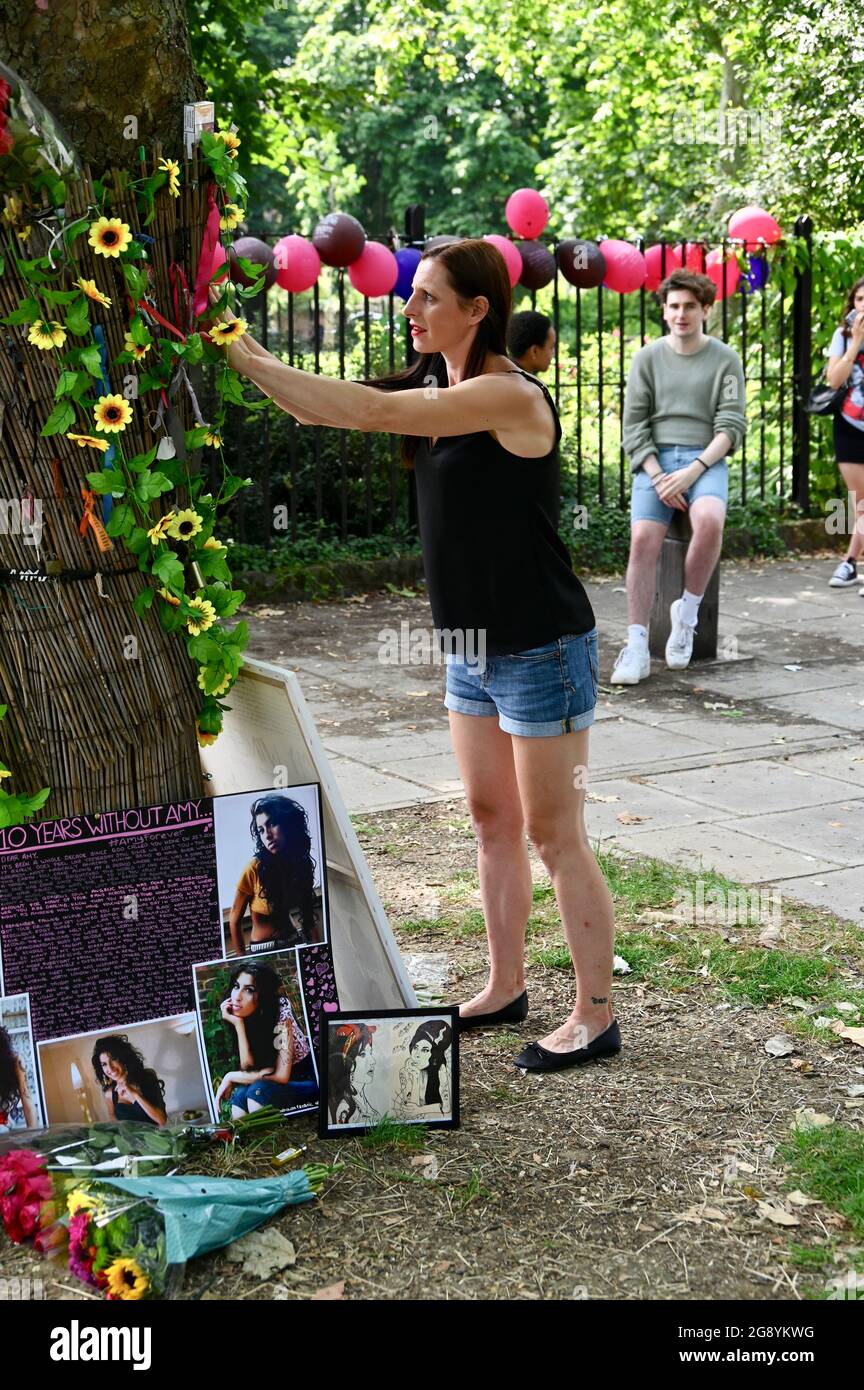 London, Großbritannien. Juli 2021. London, Großbritannien. Fans von Amy Winehouse erinnern sich an sie mit Blumengedenken vor ihrem ehemaligen Haus am zehnten Todestag. Camden Square, Camden. Kredit: michael melia/Alamy Live Nachrichten Stockfoto