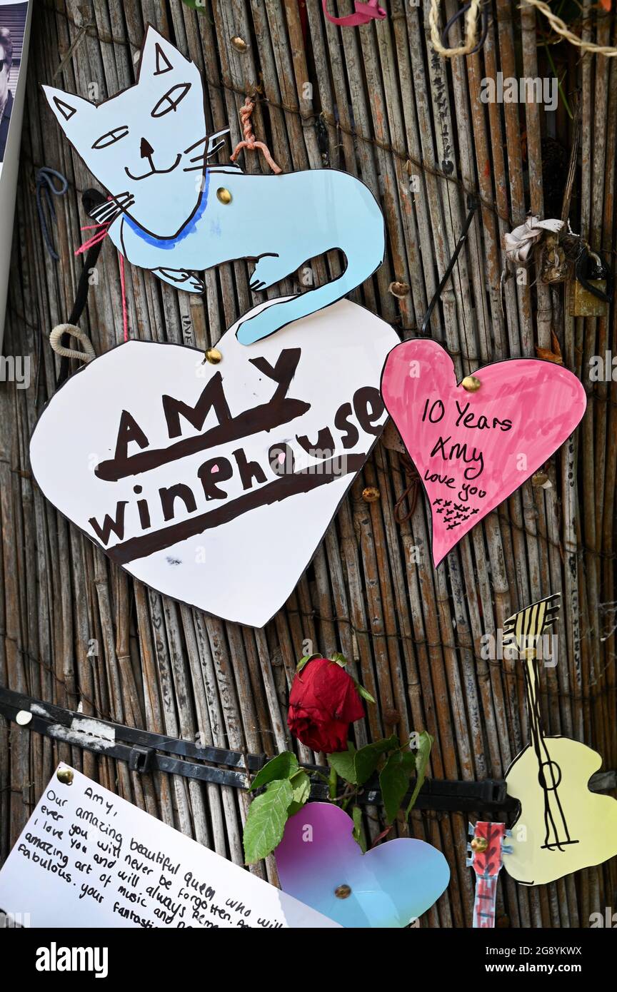 London, Großbritannien. Juli 2021. London, Großbritannien. Fans von Amy Winehouse erinnern sich an sie mit Blumengedenken vor ihrem ehemaligen Haus am zehnten Todestag. Camden Square, Camden. Kredit: michael melia/Alamy Live Nachrichten Stockfoto