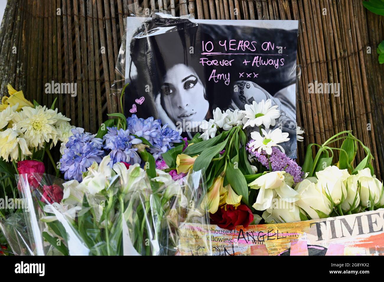 London, Großbritannien. Juli 2021. London, Großbritannien. Fans von Amy Winehouse erinnern sich an sie mit Blumengedenken vor ihrem ehemaligen Haus am zehnten Todestag. Camden Square, Camden. Kredit: michael melia/Alamy Live Nachrichten Stockfoto