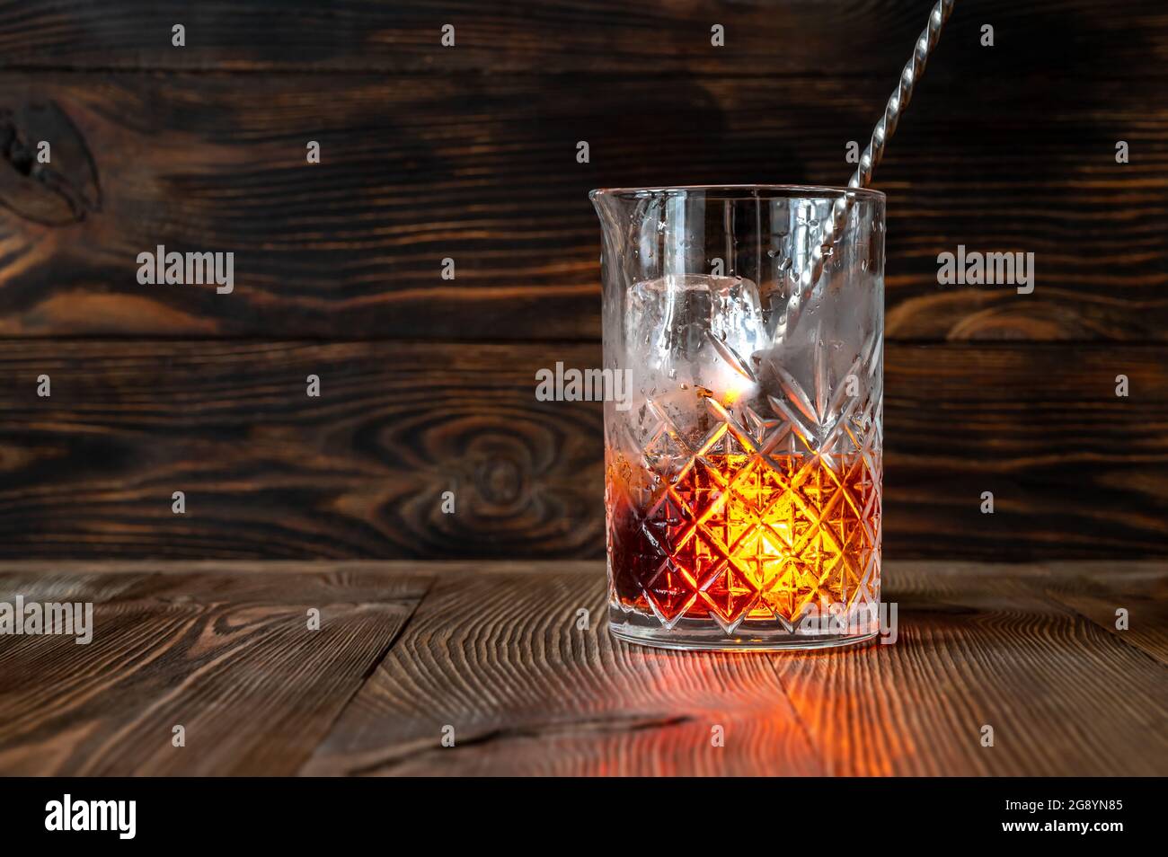 Glas von Boulevardier Cocktail in Mischglas Stockfoto