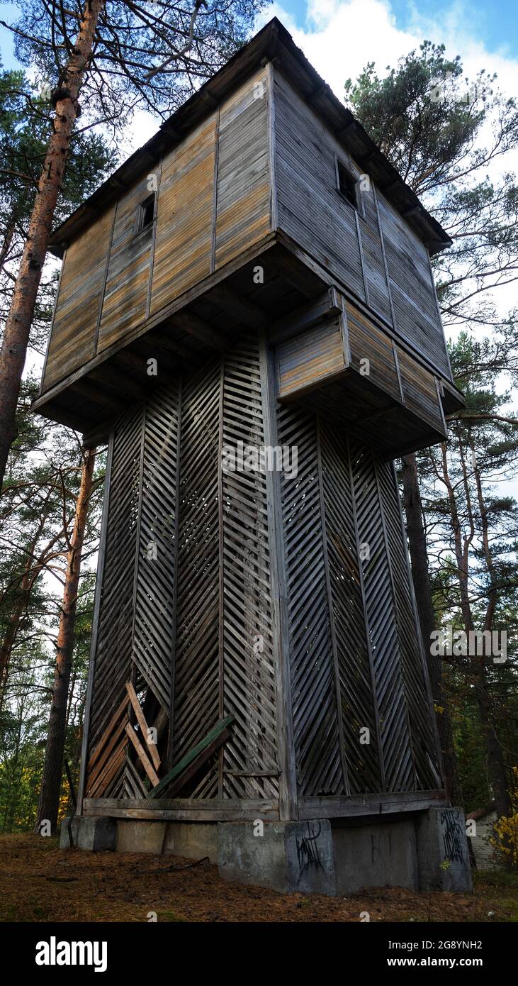 Ungewöhnliches Turmhaus im Wald. Ausgefallene Domus für Singleton, und Aussichtsturm (Krähennest) Stockfoto