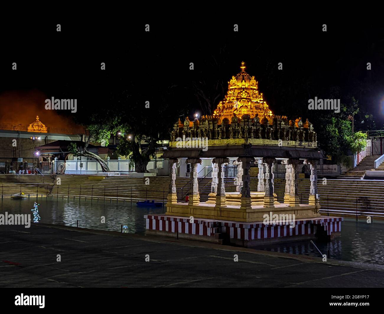 Schöne Nachtansicht von Lord Sri Venkateshwara pushkarini kunda in tirupati, Tirupati, Andhra Pradesh, Indien-Juli 10.2021 Stockfoto