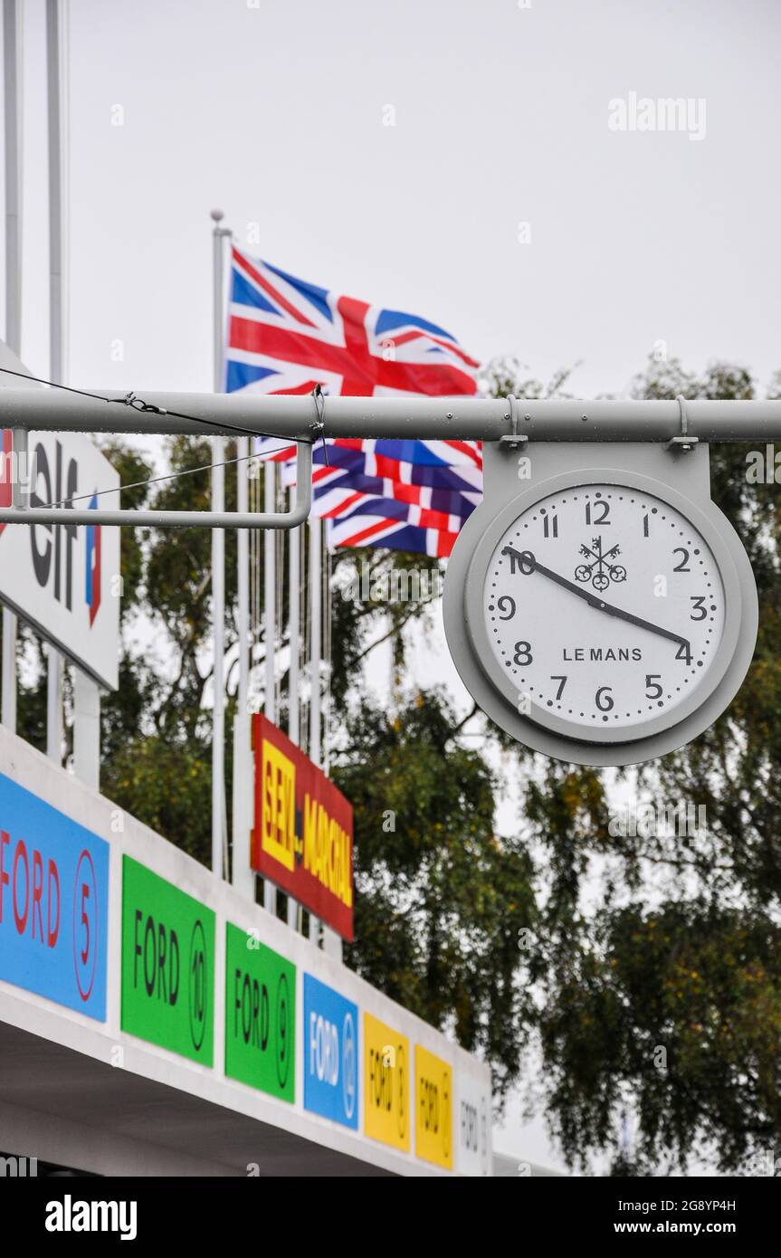 Neugestaltung der Boxengasse von Le Mans beim Goodwood Revival, Großbritannien, mit Uhren- und Gewerkschaftsflaggen Stockfoto