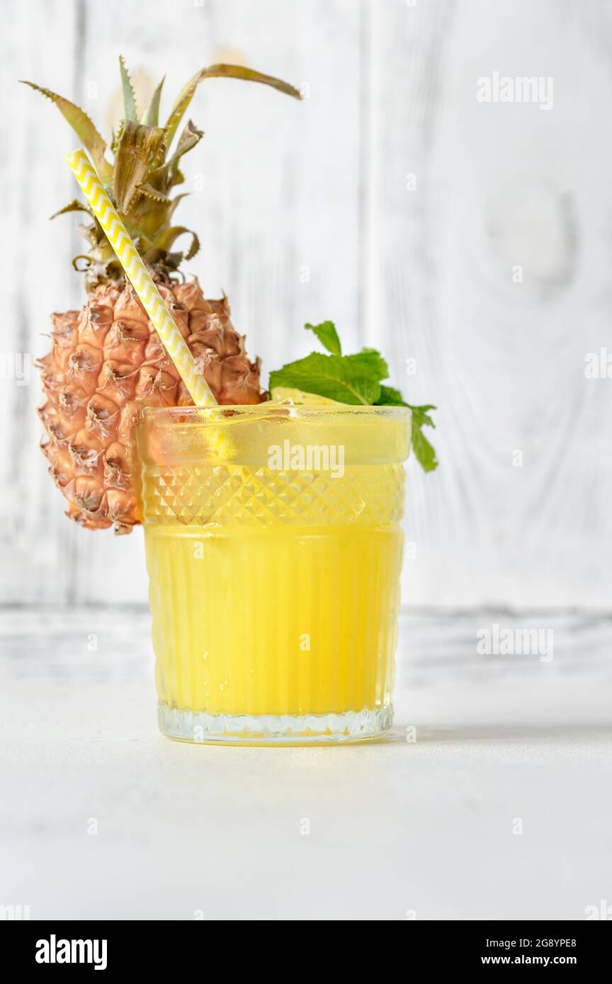Glas Ananas Tiki Stil Cocktail auf weißem Hintergrund Stockfotografie -  Alamy